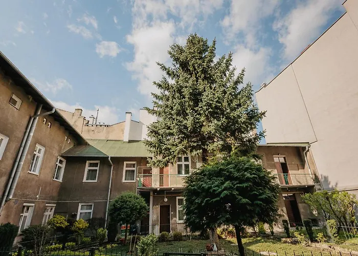 Design Near Vistula River, Schindler'S Factory And Nightlife Of Cracow